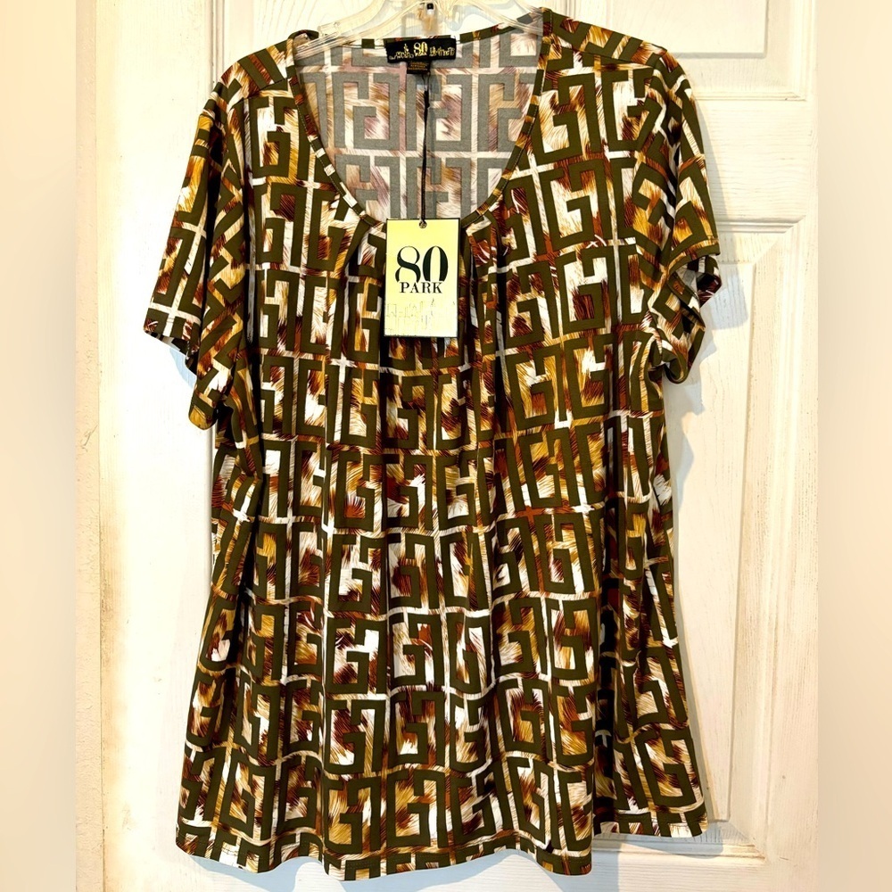 NWOT “80 Park” Short Sleeve Greek Design Moonglow Color With Bar Hardware